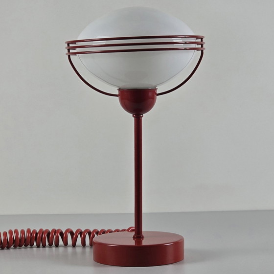 Image 1 of Vintage 1970S rode metalen tafellamp met opaline glazen kap.