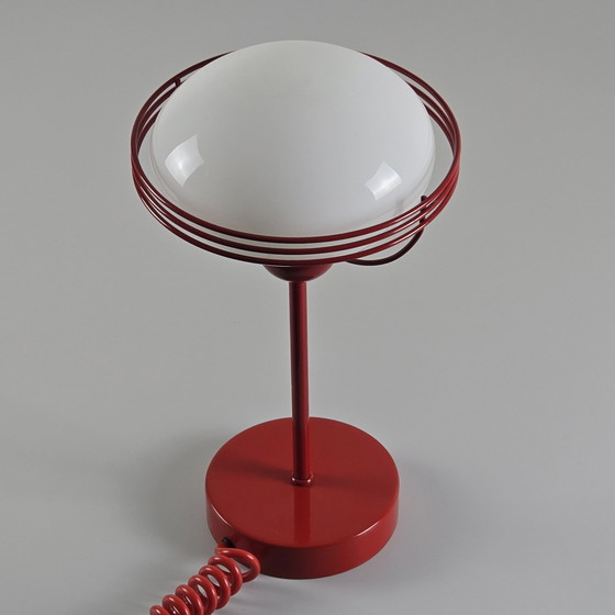 Image 1 of Vintage 1970S rode metalen tafellamp met opaline glazen kap.