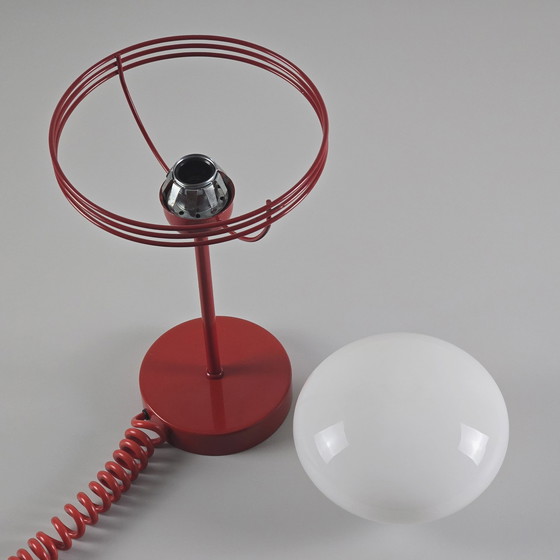 Image 1 of Vintage 1970S rode metalen tafellamp met opaline glazen kap.