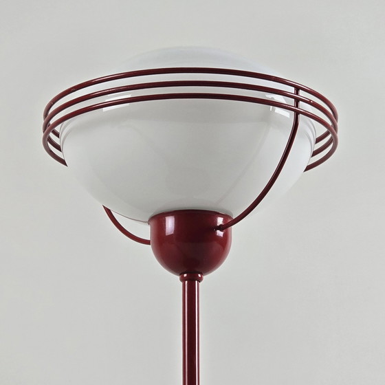 Image 1 of Vintage 1970S rode metalen tafellamp met opaline glazen kap.