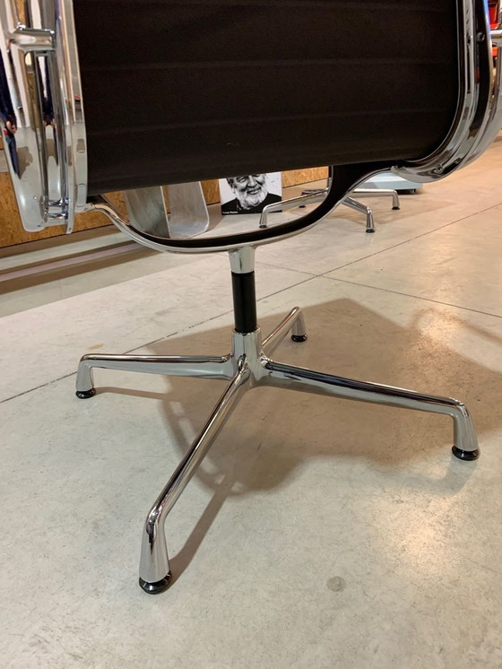 Image 1 of Vitra Eames Ea107 Lederen Stoel 