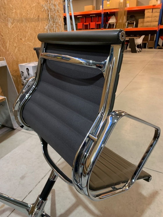 Image 1 of Vitra Eames Ea107 Lederen Stoel 