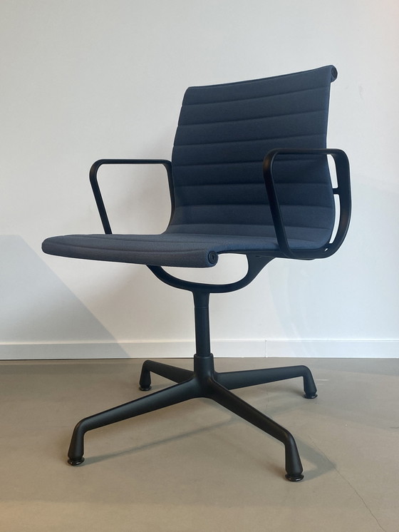 Image 1 of 2X Vitra - Aluminium Chairs Ea 104, Draaibaar