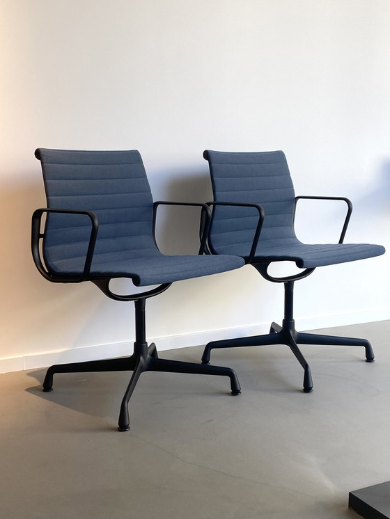 Image 1 of 2X Vitra - Aluminium Chairs Ea 104, Draaibaar