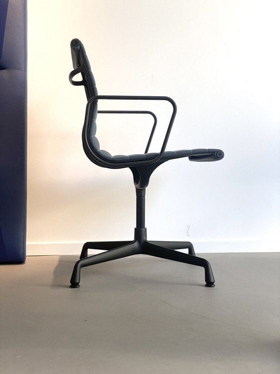 Image 1 of 2X Vitra - Aluminium Chairs Ea 104, Draaibaar