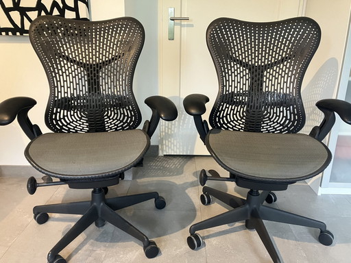 2x Herman Miller Mirra 1 Bureaustoelen