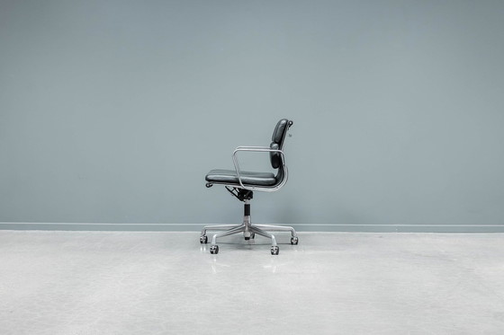 Image 1 of Eames Ea217 Softpad Bureaustoel