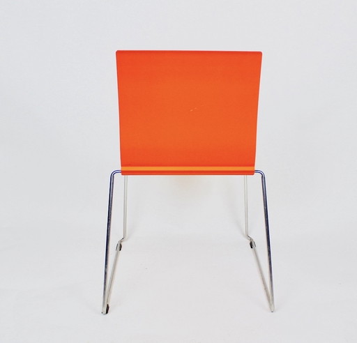 Grote serie Bla Station Sting stoelen in zwart, oranje en wit.