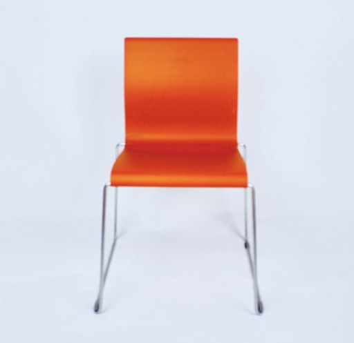 Grote serie Bla Station Sting stoelen in zwart, oranje en wit.