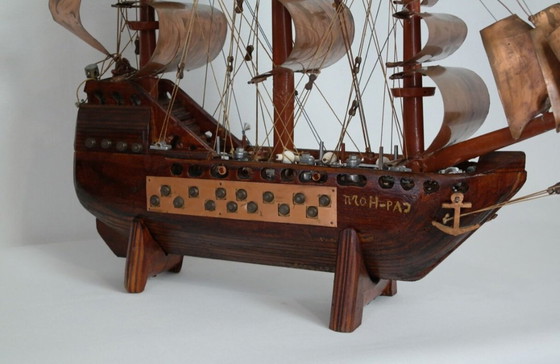 Image 1 of Vintage handgemaakte boot van exotisch hout en koper