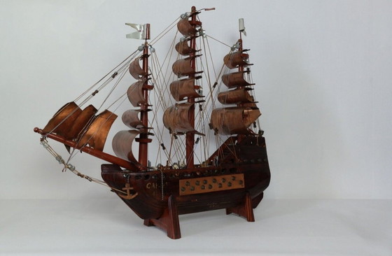 Image 1 of Vintage handgemaakte boot van exotisch hout en koper