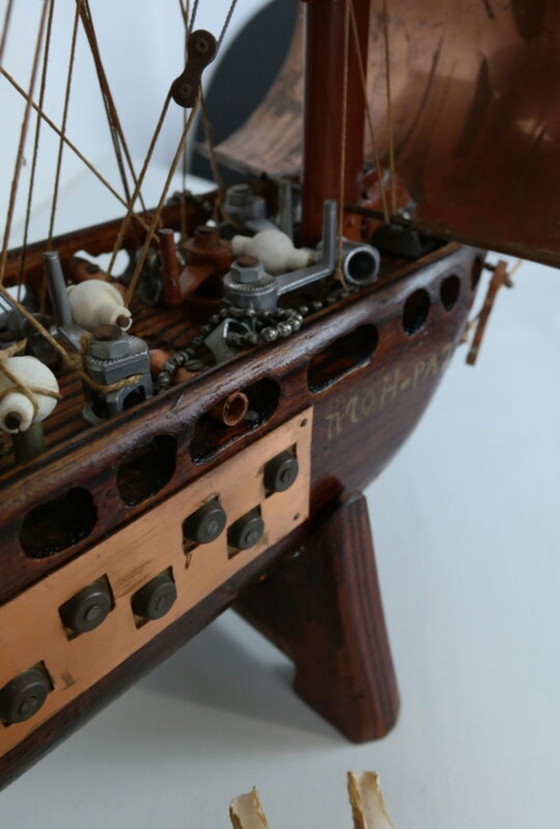 Image 1 of Vintage handgemaakte boot van exotisch hout en koper