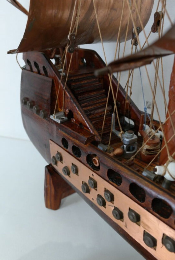 Image 1 of Vintage handgemaakte boot van exotisch hout en koper
