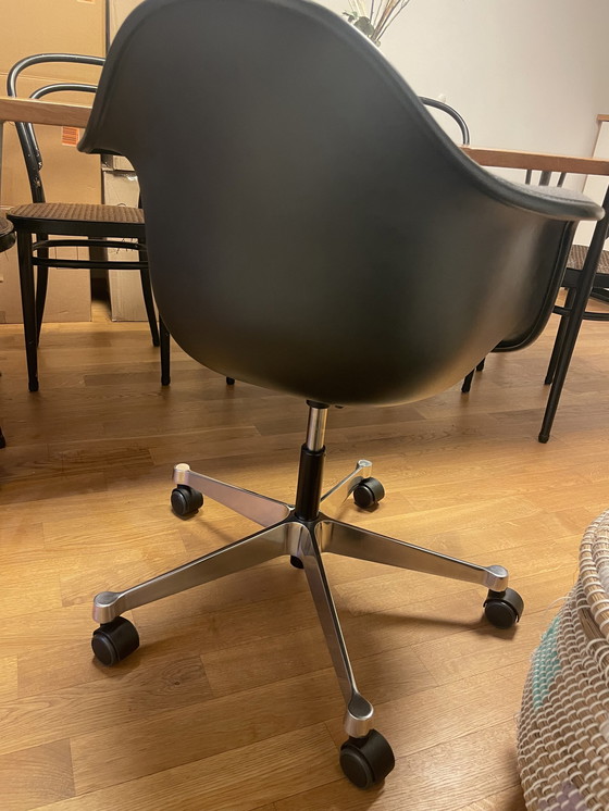 Image 1 of Originele Vitra Eams stoel met factuurstoel/ Bureaus/wielen/bekleding