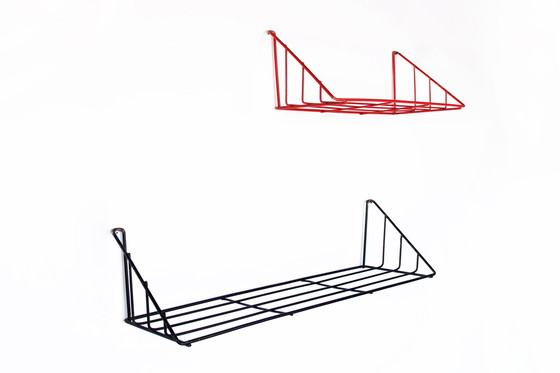 Image 1 of Set zeldzame Constant Nieuwenhuijs metalen wandrekken model Delft voor ’t Spectrum