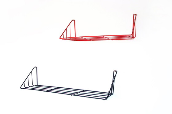 Image 1 of Set zeldzame Constant Nieuwenhuijs metalen wandrekken model Delft voor ’t Spectrum