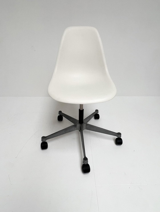 Image 1 of Set Van 2 Stuks Vitra Eames Bureaustoelen, Na 2000