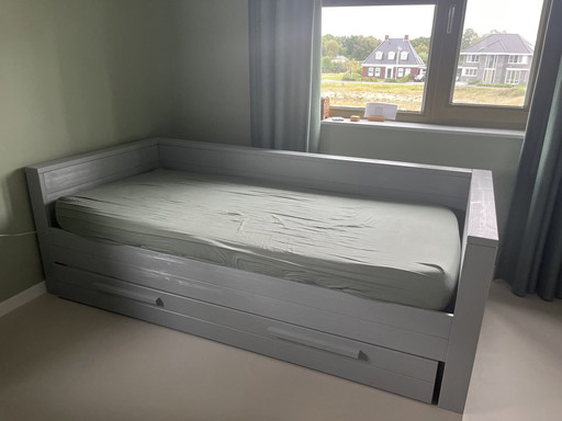 Dennis Woood Bed Grijs Met Lade En Lattenbodem