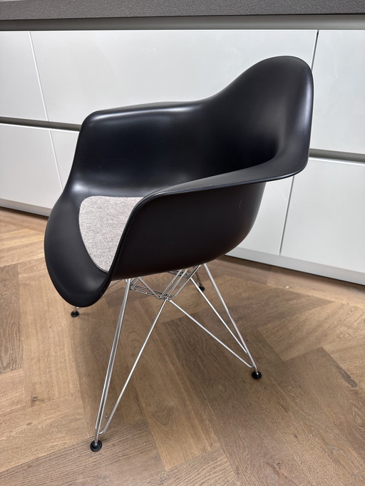 Vitra Eames Plastic Chair DAR Chroom