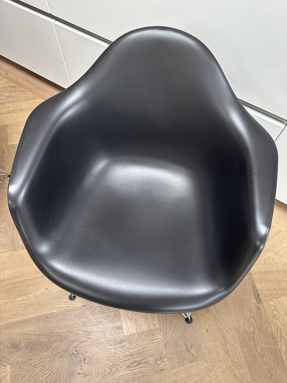 Image 1 of Vitra Eames Plastic Chair DAR Chroom