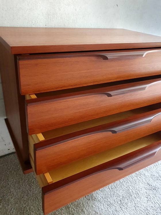 Image 1 of Scandinavisch massief houten dressoir