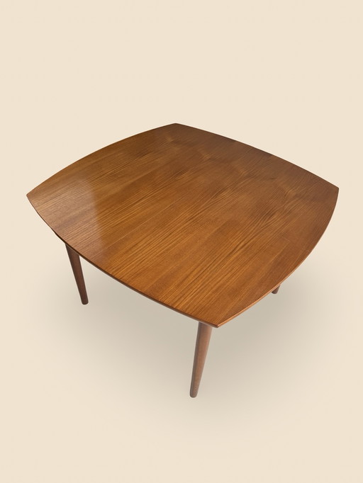 Vierkante uitschuifbare vintage eettafel met ronde vormen