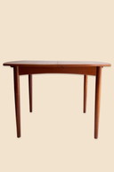 Vierkante uitschuifbare vintage eettafel met ronde vormen