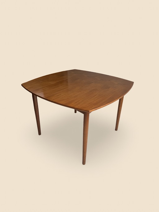 Vierkante uitschuifbare vintage eettafel met ronde vormen