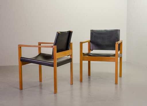 Brutalistische Scandinavische massief eikenhouten fauteuils met zwart zadelleer, jaren 1960.