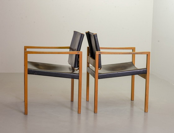 Image 1 of Brutalistische Scandinavische massief eikenhouten fauteuils met zwart zadelleer, jaren 1960.