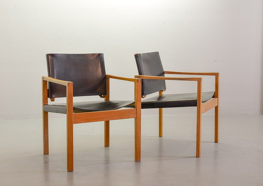 Brutalistische Scandinavische massief eikenhouten fauteuils met zwart zadelleer, jaren 1960.