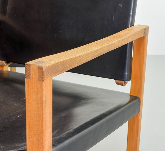 Image 1 of Brutalistische Scandinavische massief eikenhouten fauteuils met zwart zadelleer, jaren 1960.