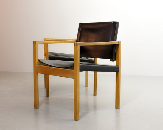 Image 1 of Brutalistische Scandinavische massief eikenhouten fauteuils met zwart zadelleer, jaren 1960.