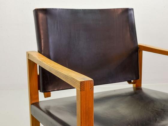 Image 1 of Brutalistische Scandinavische massief eikenhouten fauteuils met zwart zadelleer, jaren 1960.