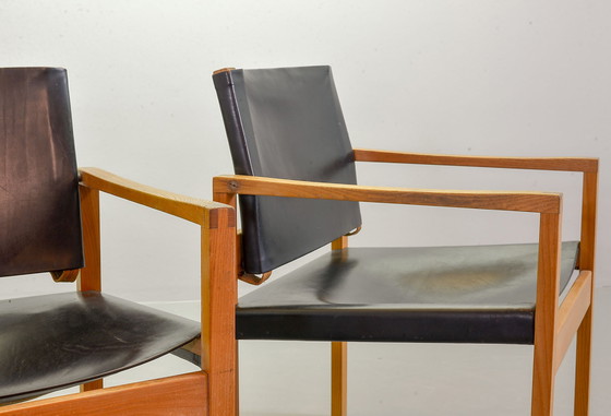 Image 1 of Brutalistische Scandinavische massief eikenhouten fauteuils met zwart zadelleer, jaren 1960.