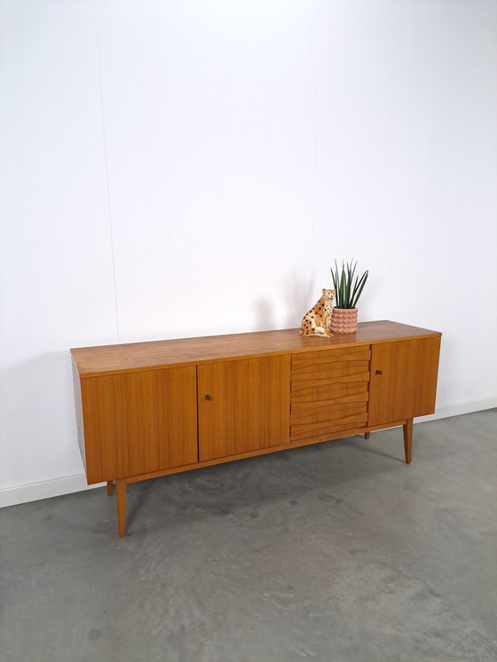 Image 1 of Teak Fineer Dressoir Met Deuren En Lades Met Stijlvolle Handgreep