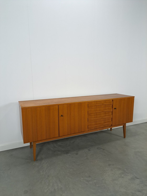 Image 1 of Teak Fineer Dressoir Met Deuren En Lades Met Stijlvolle Handgreep