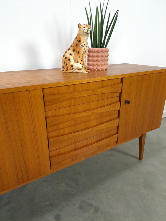 Image 1 of Teak Fineer Dressoir Met Deuren En Lades Met Stijlvolle Handgreep