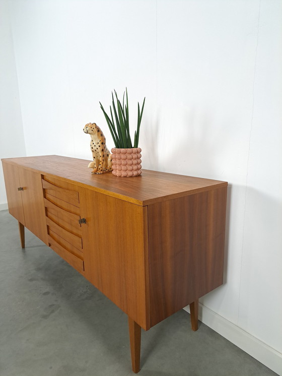 Image 1 of Teak Fineer Dressoir Met Deuren En Lades Met Stijlvolle Handgreep