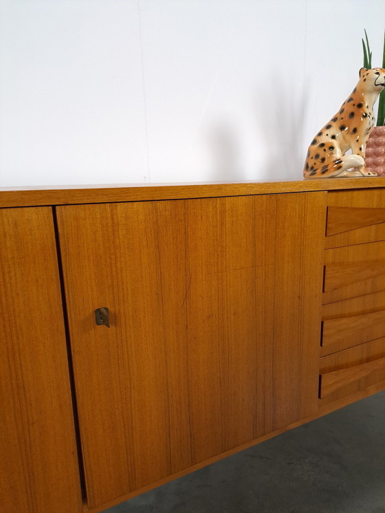 Image 1 of Teak Fineer Dressoir Met Deuren En Lades Met Stijlvolle Handgreep