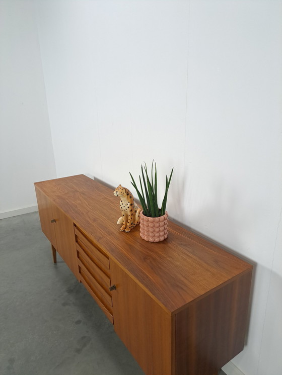 Image 1 of Teak Fineer Dressoir Met Deuren En Lades Met Stijlvolle Handgreep