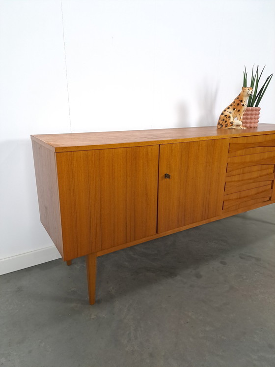 Image 1 of Teak Fineer Dressoir Met Deuren En Lades Met Stijlvolle Handgreep