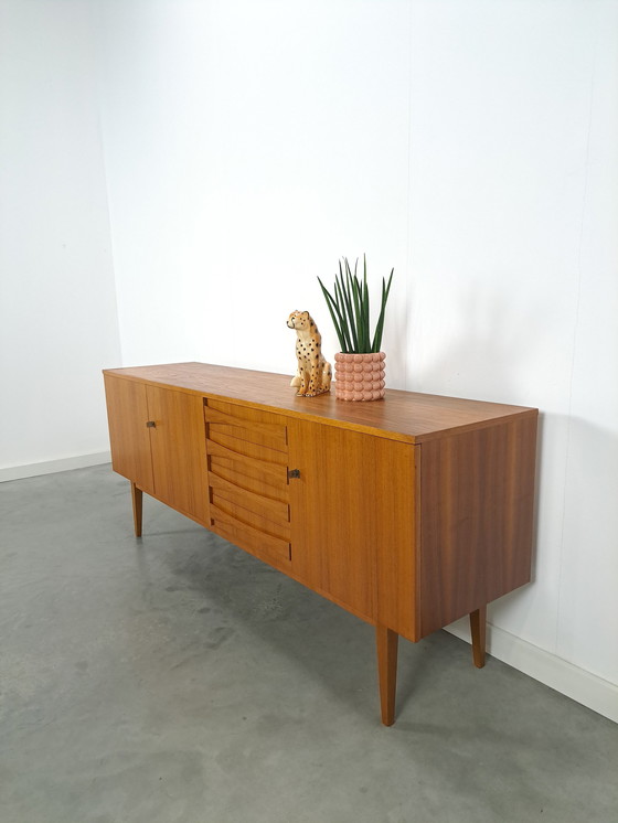 Image 1 of Teak Fineer Dressoir Met Deuren En Lades Met Stijlvolle Handgreep