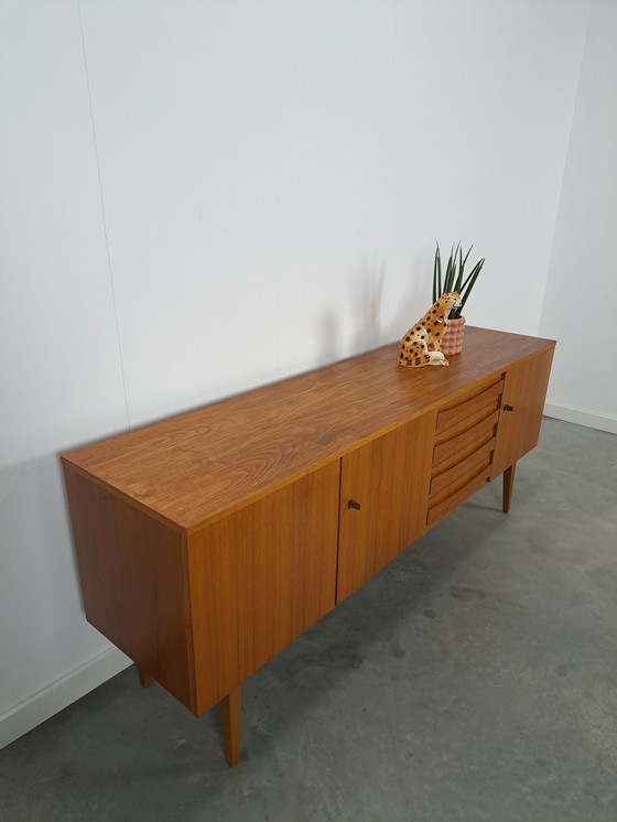 Image 1 of Teak Fineer Dressoir Met Deuren En Lades Met Stijlvolle Handgreep