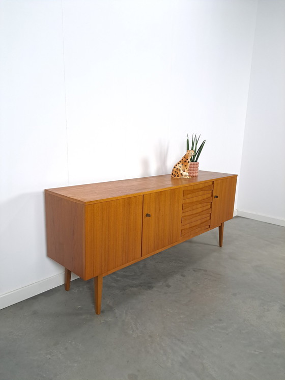 Image 1 of Teak Fineer Dressoir Met Deuren En Lades Met Stijlvolle Handgreep