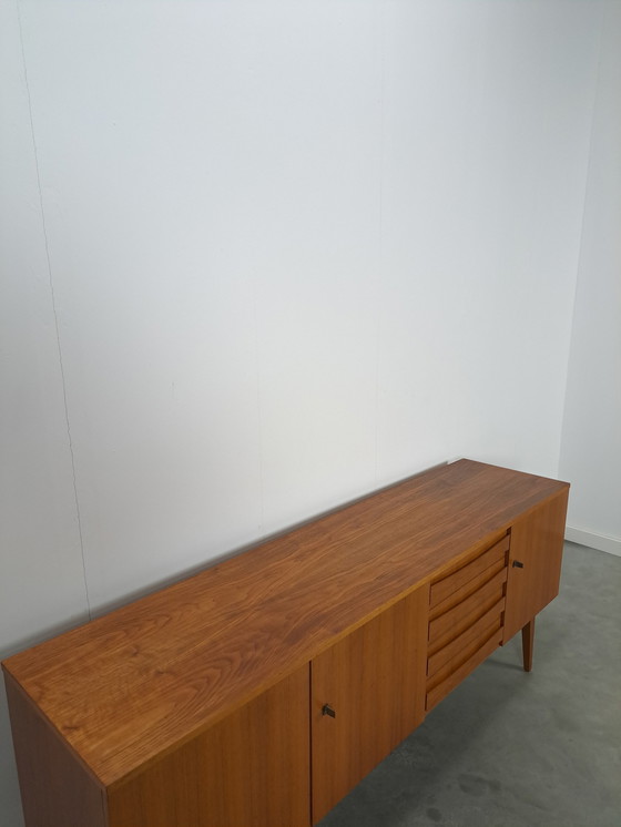 Image 1 of Teak Fineer Dressoir Met Deuren En Lades Met Stijlvolle Handgreep