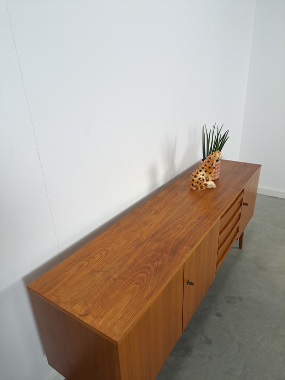 Image 1 of Teak Fineer Dressoir Met Deuren En Lades Met Stijlvolle Handgreep