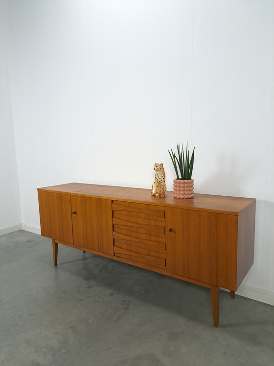 Image 1 of Teak Fineer Dressoir Met Deuren En Lades Met Stijlvolle Handgreep