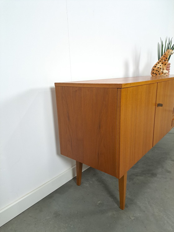 Image 1 of Teak Fineer Dressoir Met Deuren En Lades Met Stijlvolle Handgreep