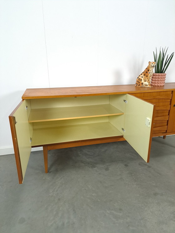 Image 1 of Teak Fineer Dressoir Met Deuren En Lades Met Stijlvolle Handgreep